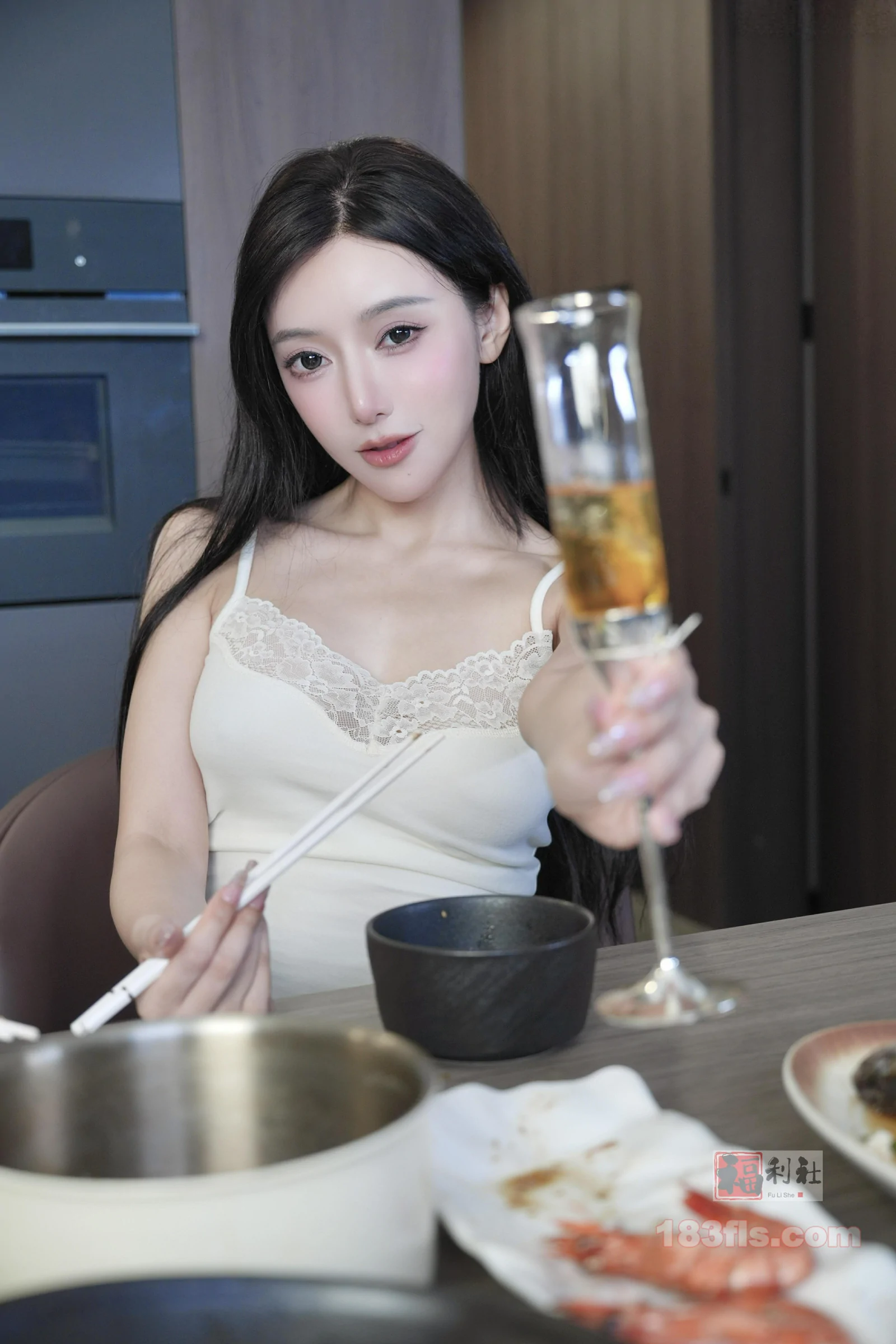 xiuren秀人网福利王馨瑶Yanni大尺度内购无码流出小厨娘之来我家吃饭